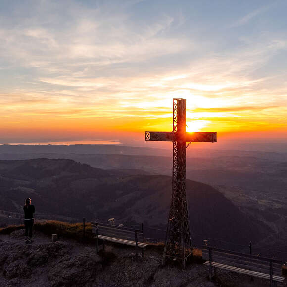 Bei Sonnenuntergang auf dem Hochgrat-Gipfel Auf dem Gipfel des Hochgrats bei Sonnenuntergang mit dem Panorama der Berge von Oberstaufen bis zum Bodensee