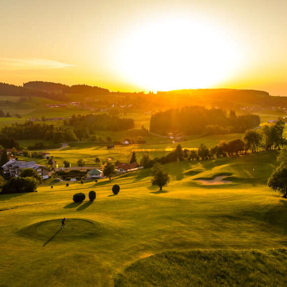 Golfen in Oberstaufen Sonnenuntergang über Kalzhofen