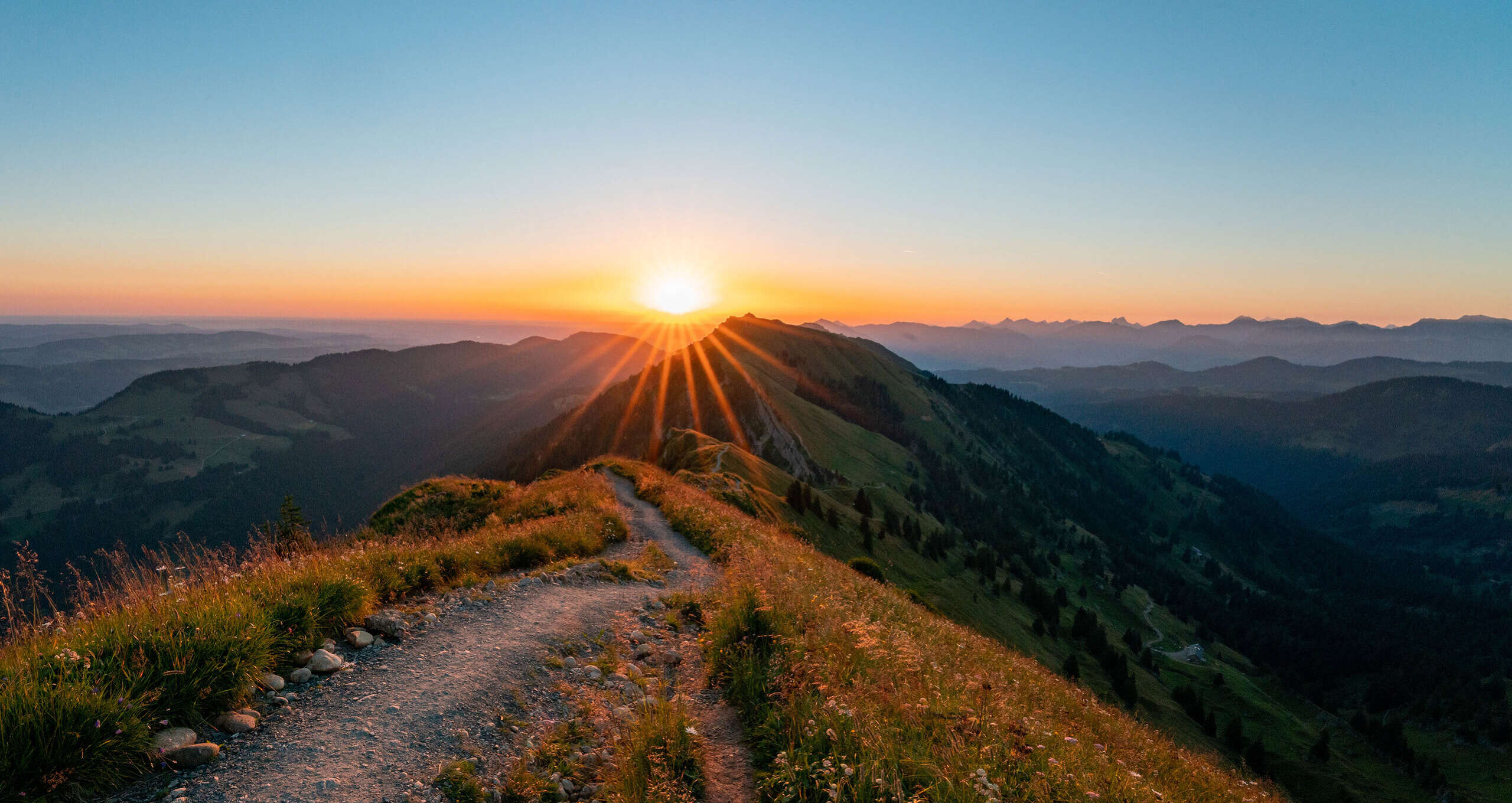 Sonnenaufgang über den Grat der Nagelfluhkette mit dem Panorama der Allgäuer Alpen