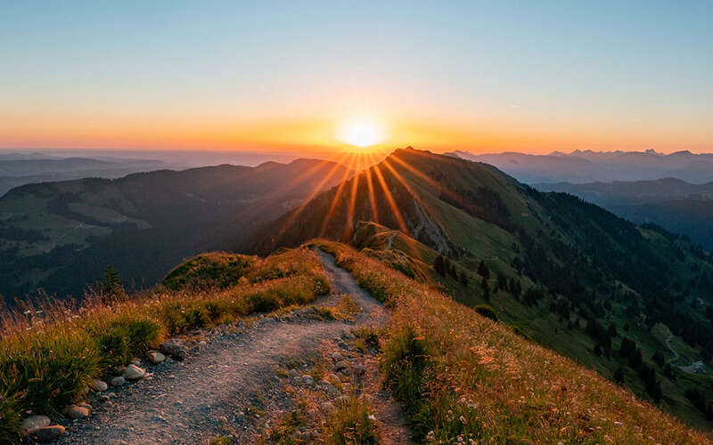 Sonnenaufgang über den Grat der Nagelfluhkette mit dem Panorama der Allgäuer Alpen