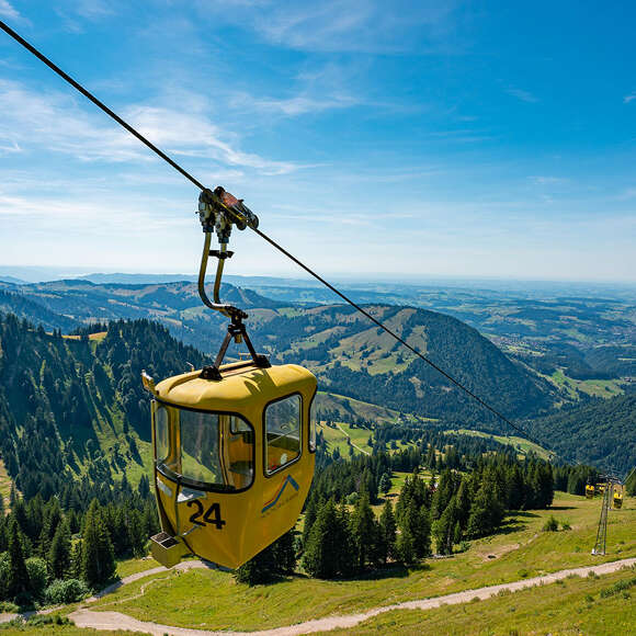 Hochgratbahn mit Weitblick über die Berge von Oberstaufen