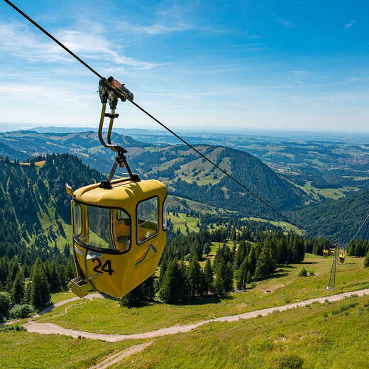 Hochgratbahn mit Weitblick über die Berge von Oberstaufen