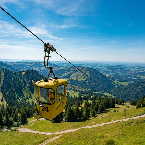 Hochgratbahn mit Weitblick über die Berge von Oberstaufen