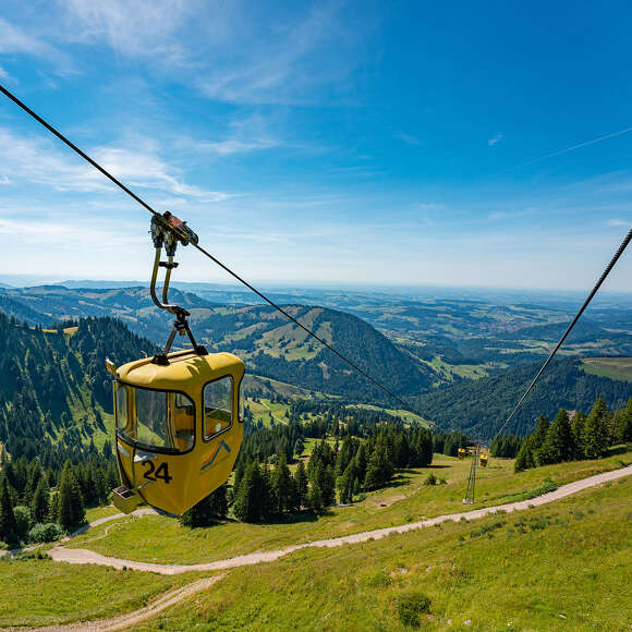 Freie Bergbahnfahrt mit Oberstaufen PLUS Hochgratbahn mit Weitblick über die Berge von Oberstaufen