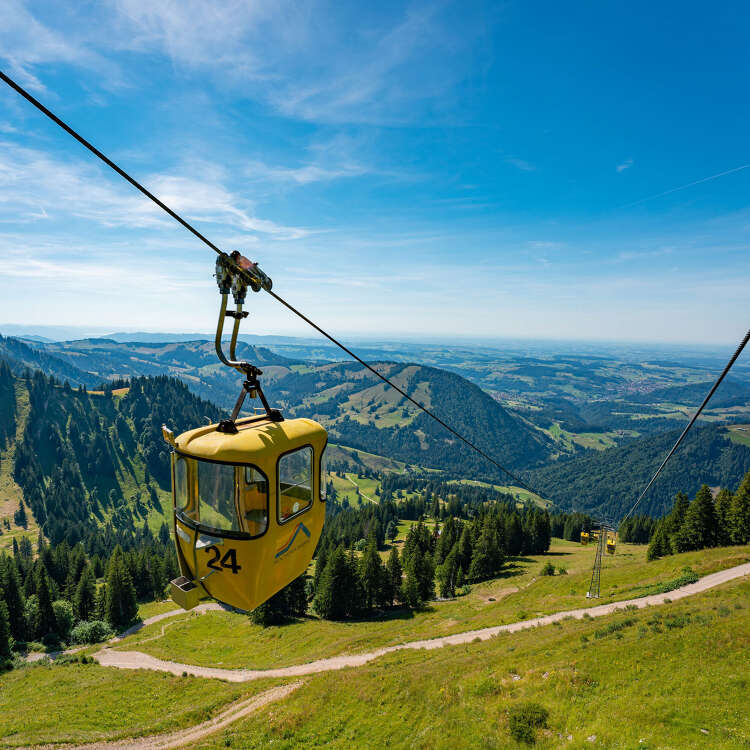 Hochgratbahn mit Weitblick über die Berge von Oberstaufen