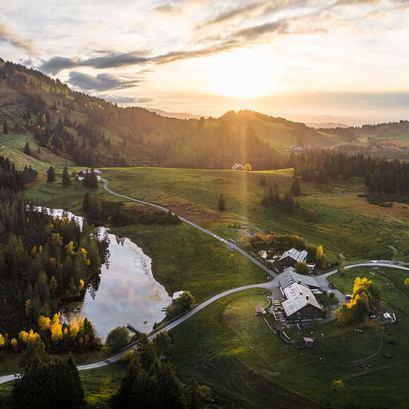 Panoramablick über den Hörmoos-See und das Alpgebiet
