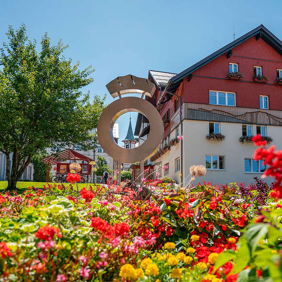 Blumenmeer am Rathaus mit Oberstaufen Logo