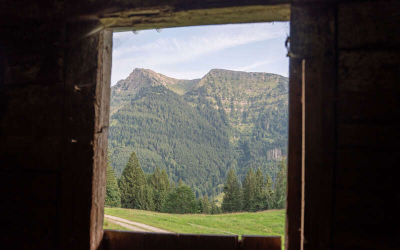 Blick aus dem Hotelfenster auf den Hochgrat und die grüne Allgäuer Berglandschaft bei Oberstaufen im Sommer