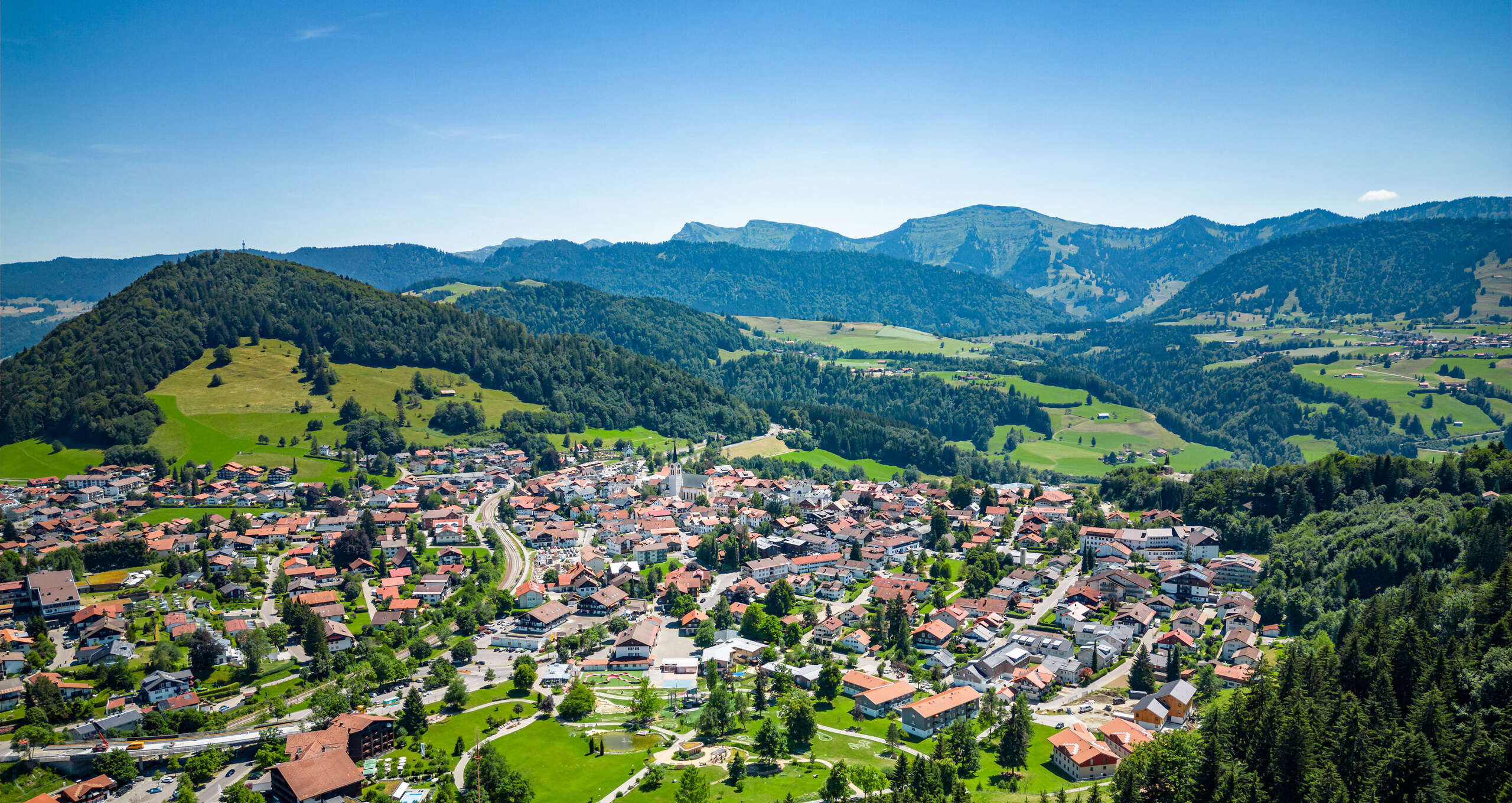 Oberstaufen Ort mit dem Panorama der umliegenden Berge Staufen und Hochgrat