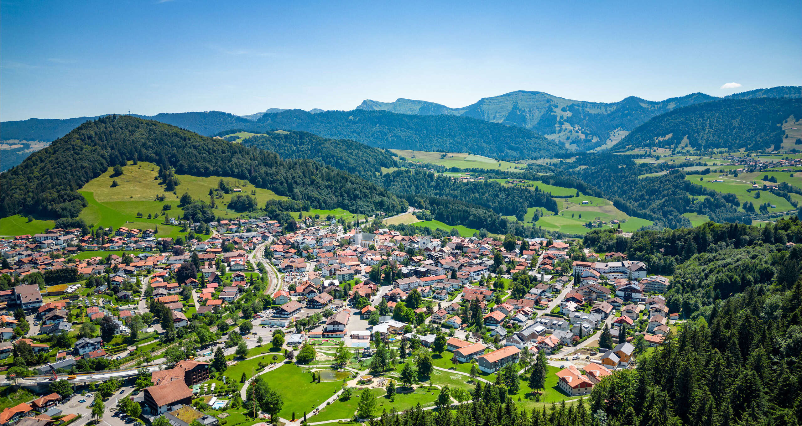 Oberstaufen Ort mit dem Panorama der umliegenden Berge Staufen und Hochgrat