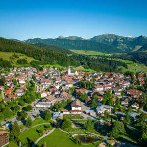 Oberstaufen Ort mit dem Panorama der umliegenden Berge Staufen und Hochgrat
