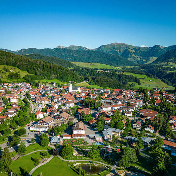 Oberstaufen Ort mit dem Panorama der umliegenden Berge Staufen und Hochgrat