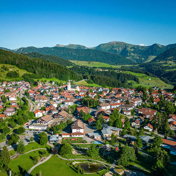 Oberstaufen Ort mit dem Panorama der umliegenden Berge Staufen und Hochgrat