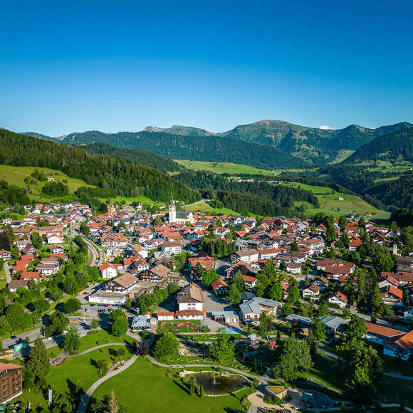 Oberstaufen Ort mit dem Panorama der umliegenden Berge Staufen und Hochgrat