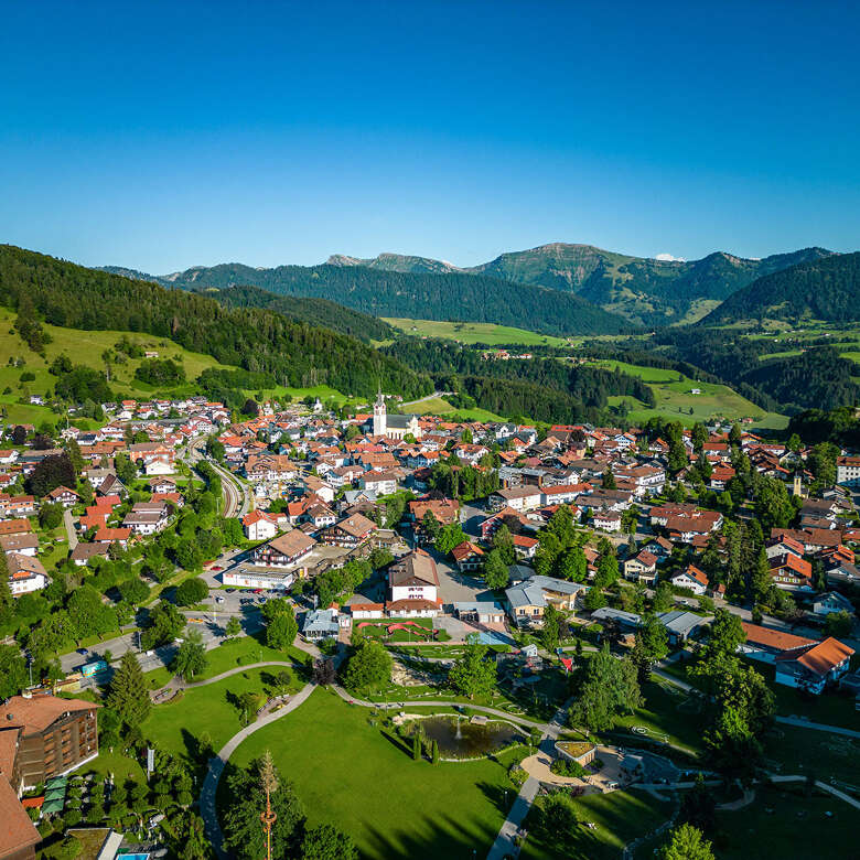 Oberstaufen Ort mit dem Panorama der umliegenden Berge Staufen und Hochgrat