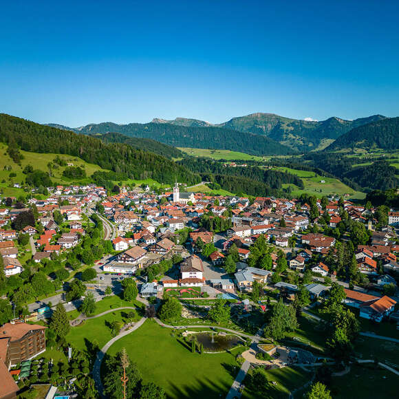 Oberstaufen Ort mit dem Panorama der umliegenden Berge Staufen und Hochgrat
