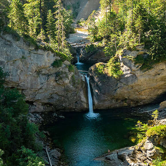 Buchenegger Wasserfälle aus der Luft umgeben von Bergen und Wald