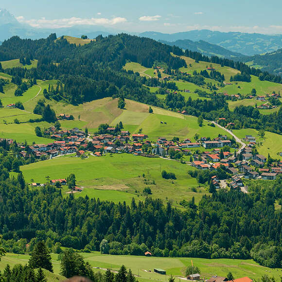 Dorf Steibis in den grünen Bergen mit Weitblick auf den Säntis