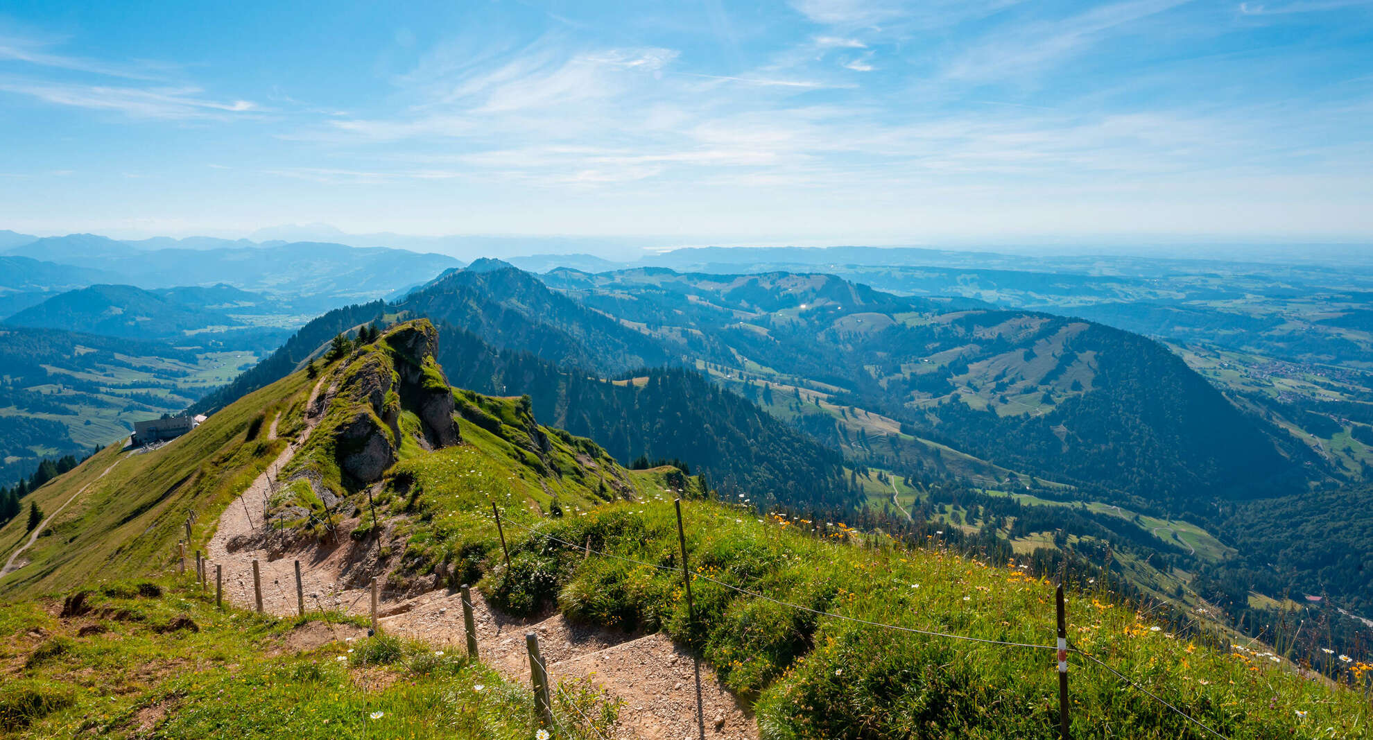 Wandergebiet am Hochgrat Wanderweg am Hochgrat mit blühenden Bergwiesen mit Weitblick über die Berge von Oberstaufen