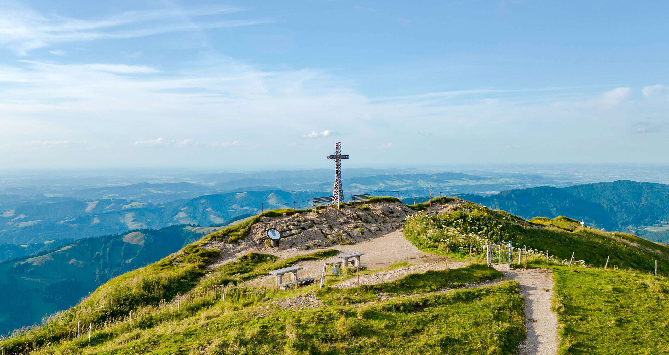 Wandergebiet am Hochgrat-Gipfel mit Ausblick auf die Allgäuer Berge