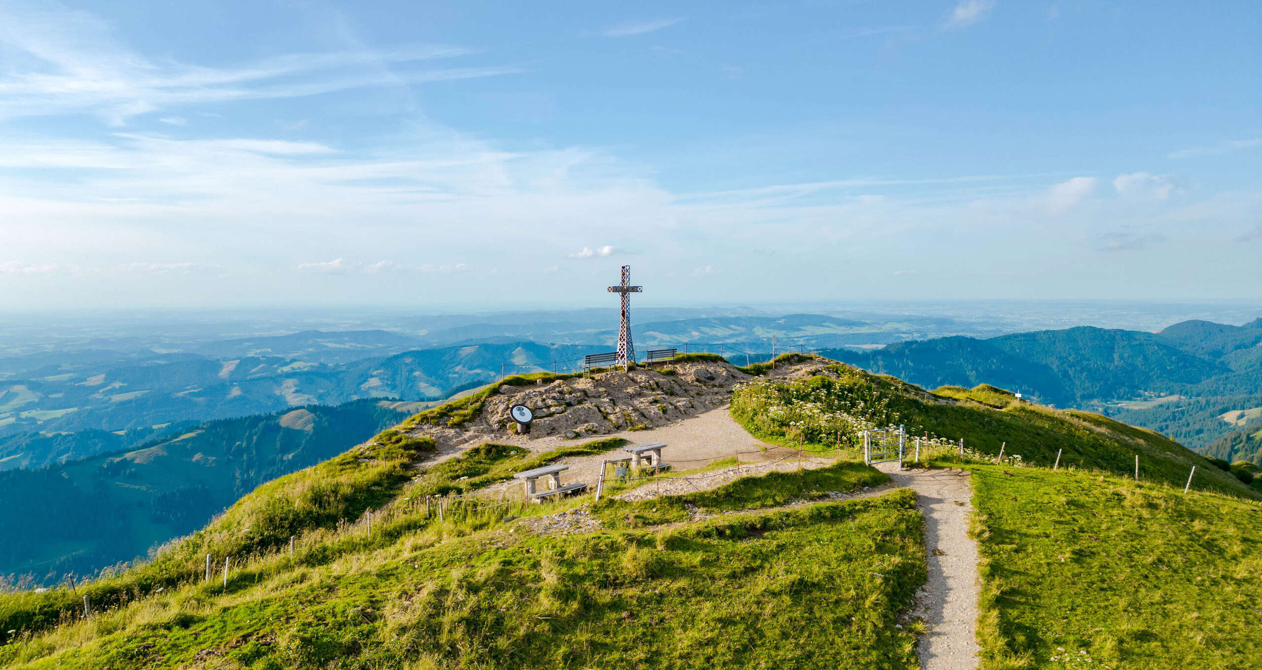 Wandergebiet am Hochgrat-Gipfel Wandergebiet am Hochgrat-Gipfel mit Ausblick auf die Allgäuer Berge