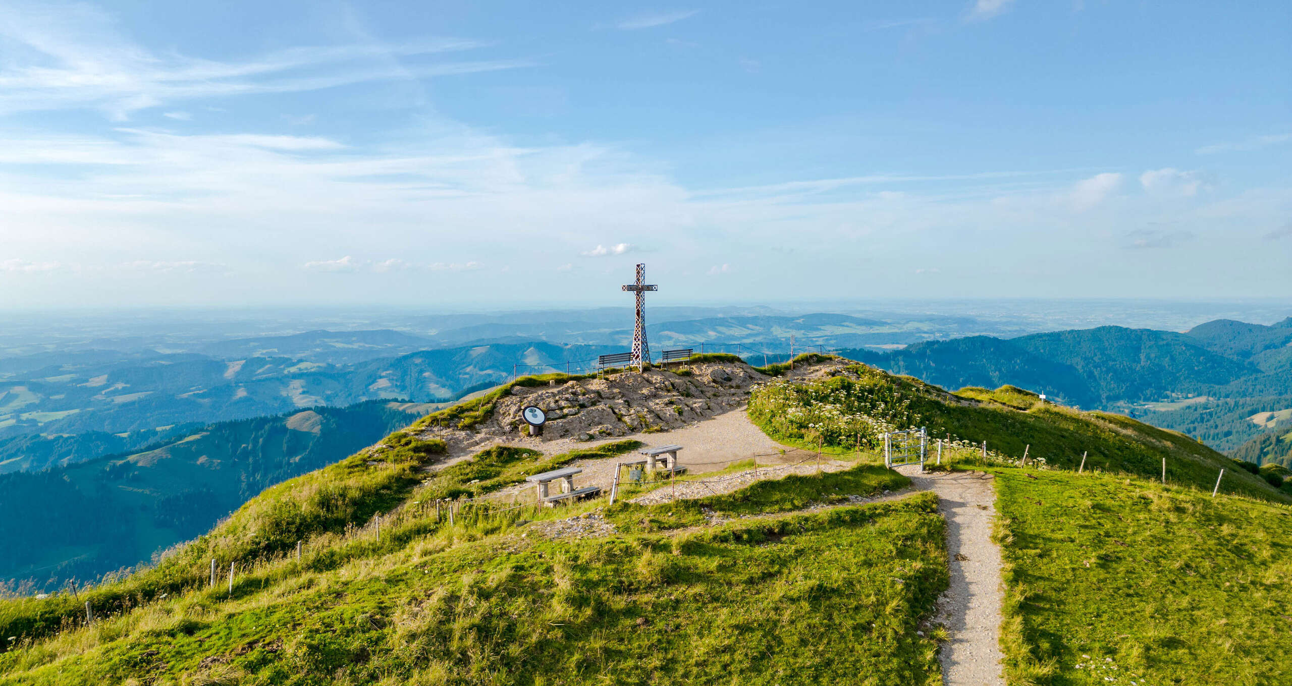Wandergebiet am Hochgrat-Gipfel Wandergebiet am Hochgrat-Gipfel mit Ausblick auf die Allgäuer Berge