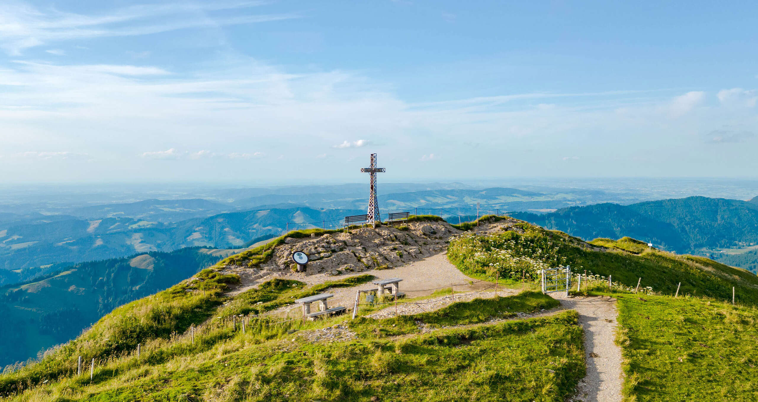 Wandergebiet am Hochgrat-Gipfel mit Ausblick auf die Allgäuer Berge