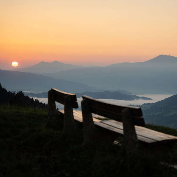 Sonnenaufgang mit Bergpanorama im Sommer