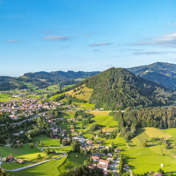 Luftaufnahme von Oberstaufen mit dem Hausberg Staufen