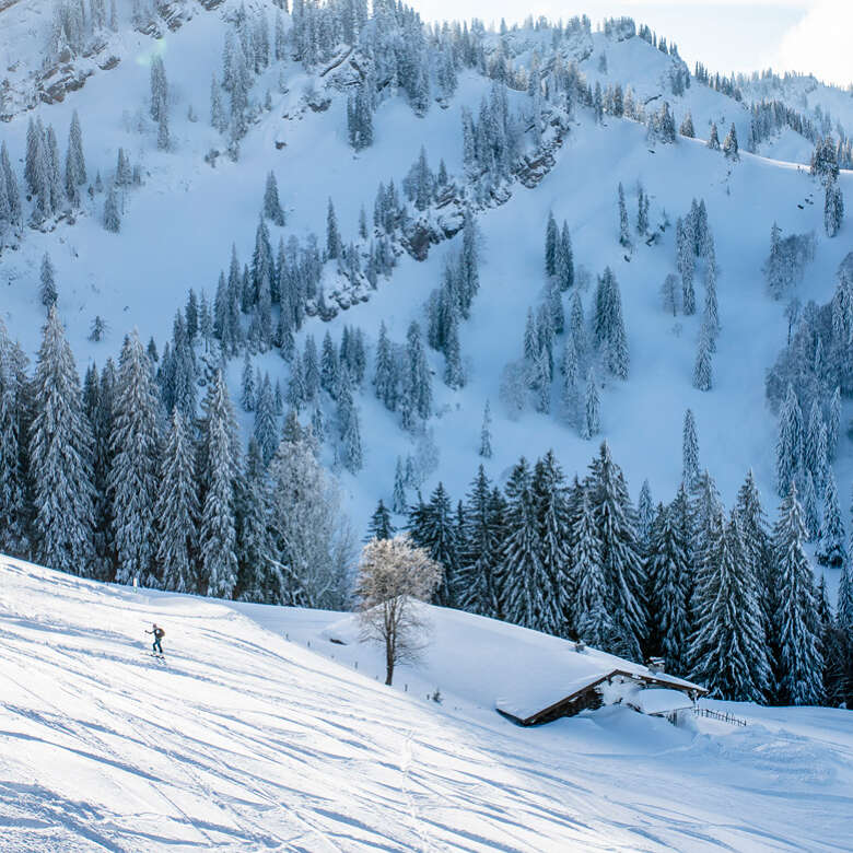 Winterwandern in der verschneiten Bergwelt von Oberstaufen.