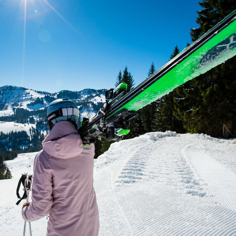 Ausblick auf die Nagelfluhkette beim Skifahren in Oberstaufen.
