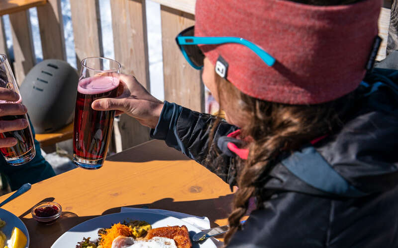 Einkehr auf den Sonnenterrassen der Hütten in den Skigebieten von Oberstaufen.