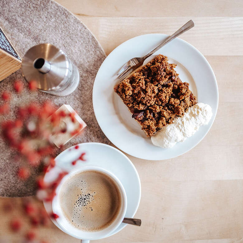 hausgemachter Sträuselkuchen nach dem Allgäuer Rezept Ein Stück Kuchen mit einer Tasse Kaffee in einem Allgäuer Restaurant.