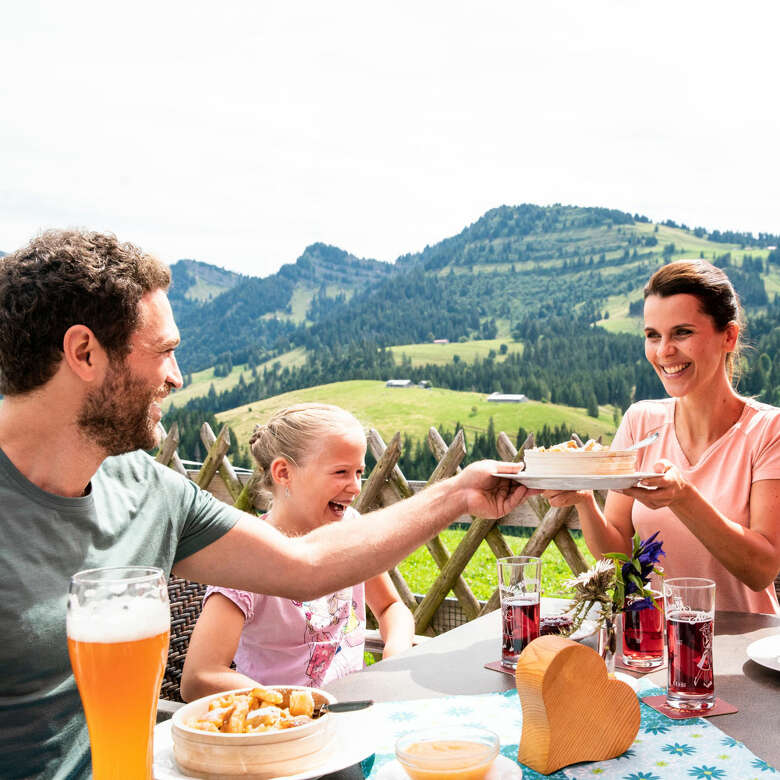 Genuss in den Bergen beim Essen und Trinken am Imberg in Steibis im Allgäu.