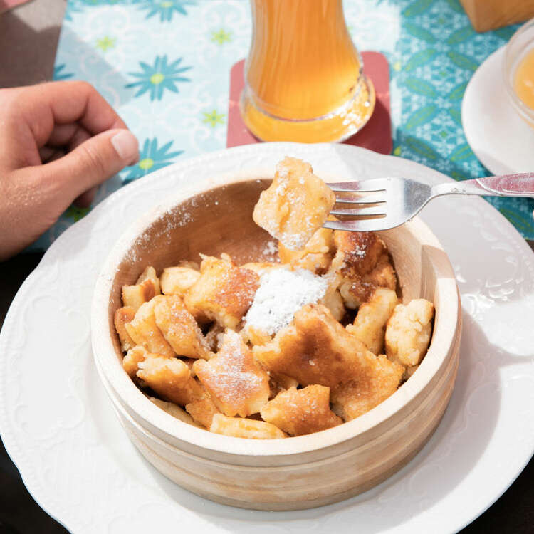 Kaiserschmarrn und dazu ein kaltes Getränke auf den Hütten im Allgäu