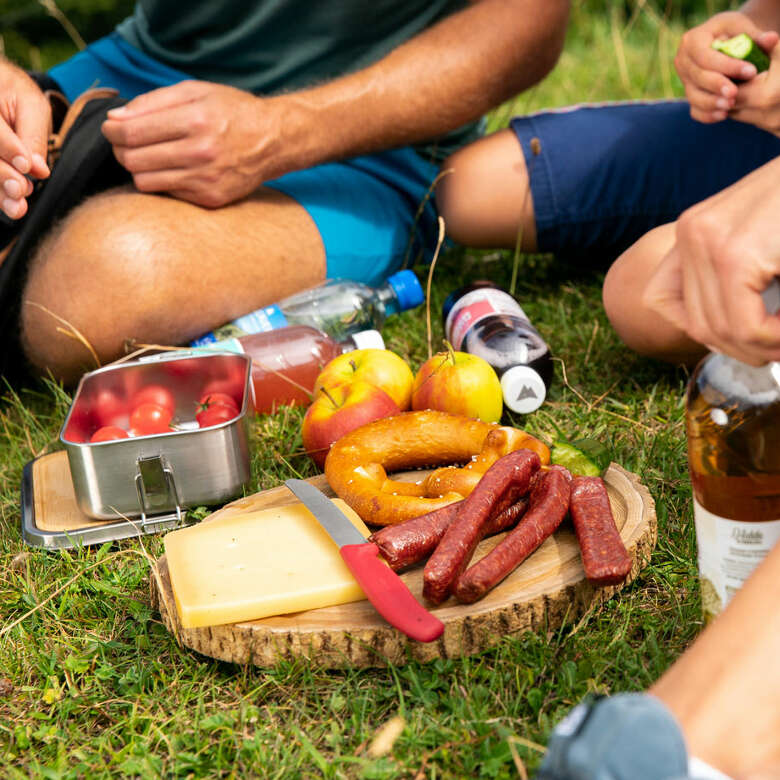 Genieße die Allgäuer Landschaft bei einem ausgiebigen Picknick im Gras.