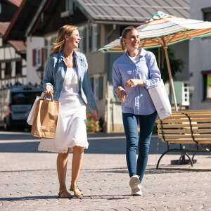 Gassen und Geschäfte in Oberstaufen laden zum Bummeln und Shoppen im Allgäu ein