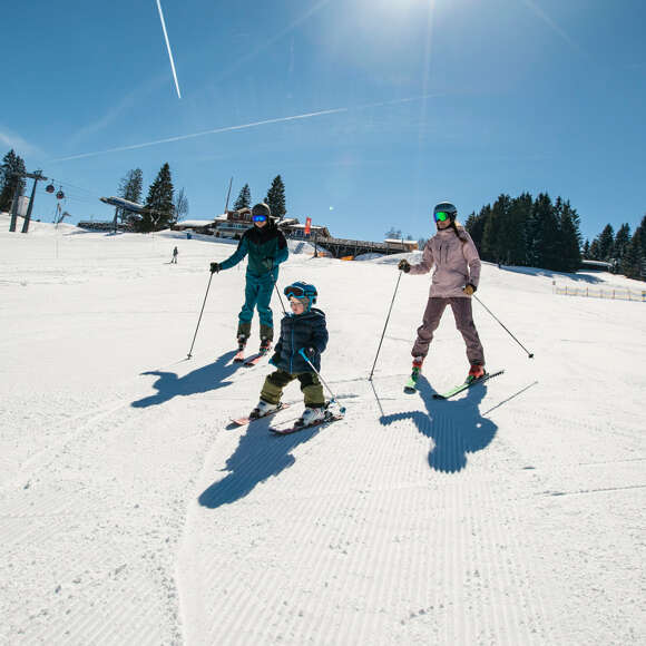 Familie beim Skifahren am Imberg