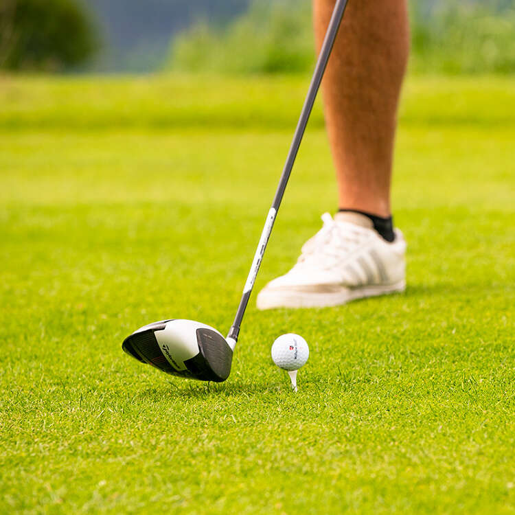 Golfer kurz vor dem Abschlag auf dem Golfplatz