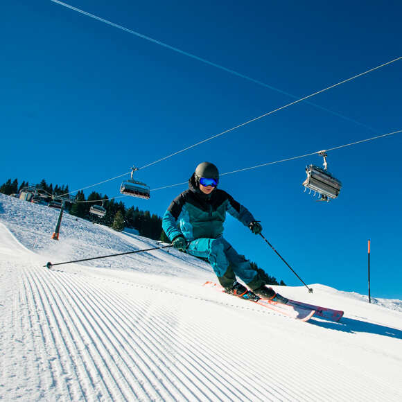 Skifahren in den Skigebieten von Oberstaufen im Allgäu.