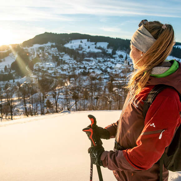 Genieße den Winter im Naturpark Nagelfluhkette mit Schneeschuhen.