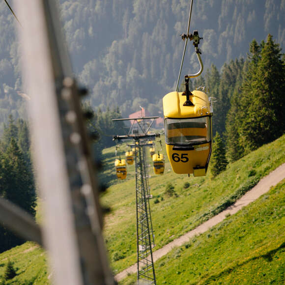 Gelbe Gondeln der Hochgratbahn