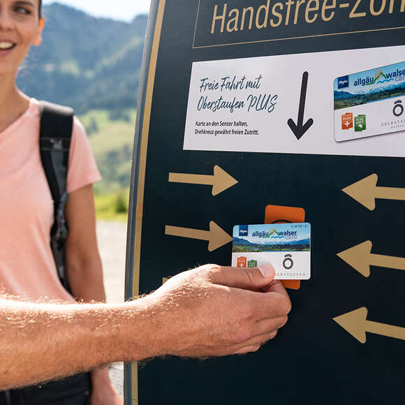 Chipkarte der Oberstaufen GÄSTEKARTE mit PLUS am Drehkreuz.