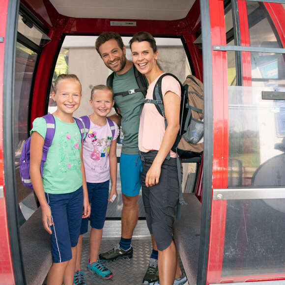 Familie in der Gondel der Imbergbahn