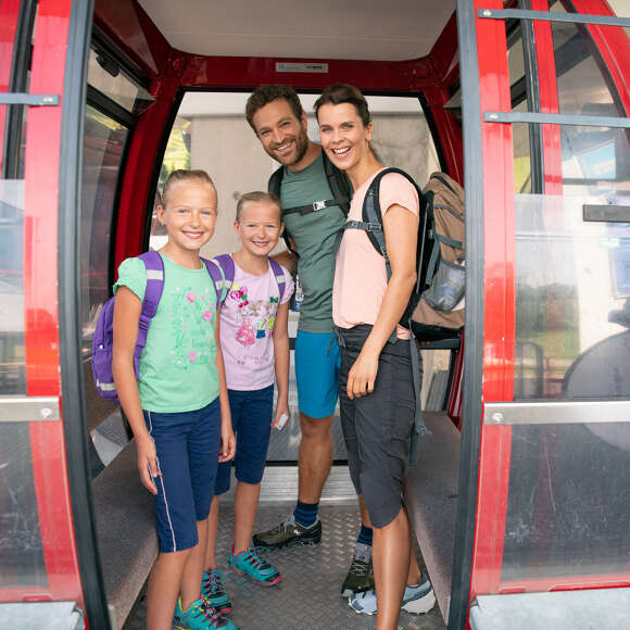 Familie in einer Gondel der Imbergbahn