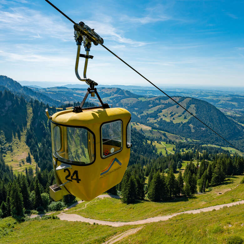 Mit der Bergbahn gelangt man am Hochgrat in Oberstaufen hoch ein vielseitiges Gebiet zum Wandern.