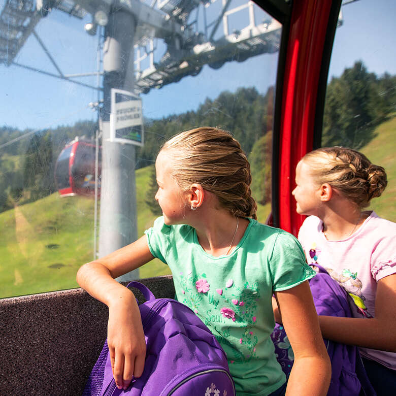 Mädchen sitzen in der Gondel auf den Imberg bei Oberstaufen.