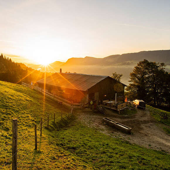 Sonnenaufgang auf einer Hütte im Allgäu