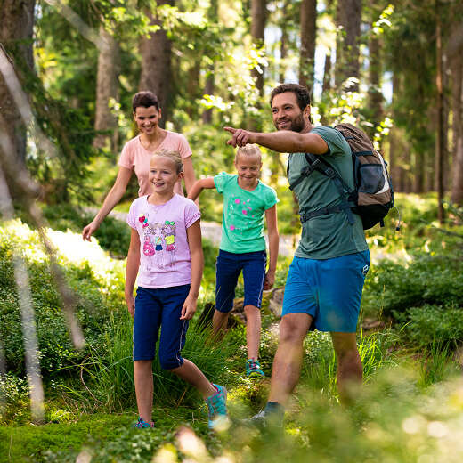 Familie wandert durch den Wald im Allgäu