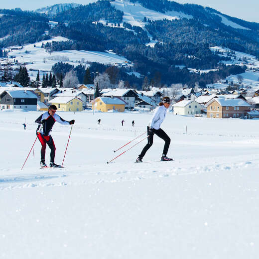 Langlaufen auf den Loipen bei Oberstaufen im Allgäu.